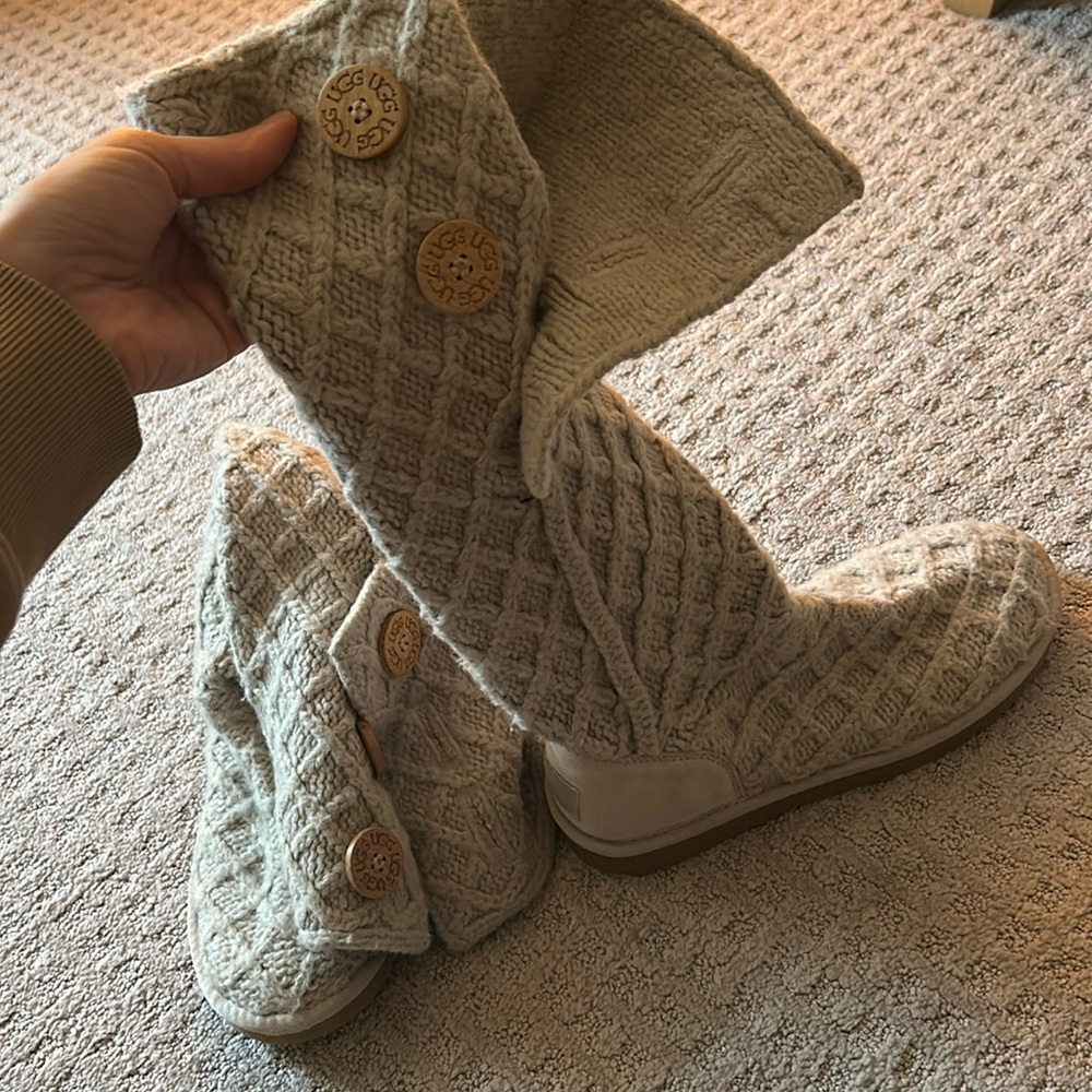Cream Sweater Uggs - Size 9